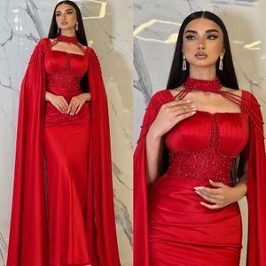 Çarpıcı kırmızı kılıf gece elbiseleri incilerle zarif cape boncuklu peplum balo elbisesi Arapça Katar Müslüman Resmi Elbiseler Kadınlar İçin
