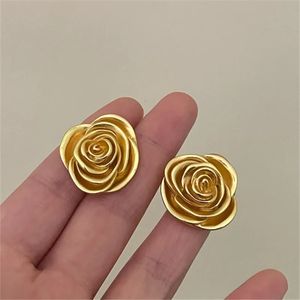 Xialuoke Gold Color Rose Stud örhängen Kvinnor Fashion Personlighet Blommor örhängen Girl Travel Party Bröllop Smycken Tillbehör 240416