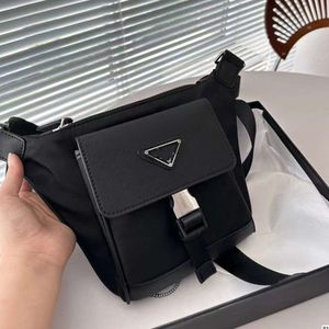 2024 Ny vattentät nylontyg Single Shoulder Crossbody Street Fashion Patchwork Leather Logo Midjeväska, motorcykelväska för kvinnor 75% Factory Wholesale