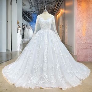 Hyr Lnyer Scalloped Neck -knappar uppåt tillbaka långärmad paljetter Applikationer Princess Ball Gown Wedding Dresses Real Office Photos Video Video