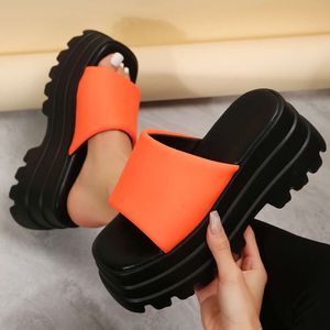 Slippers for Women Feminina Designer de cunha Sands Slides personalizados laranja branca preta Três saltos de plataforma Ladies lisam de cunha para mulheres saltos altos