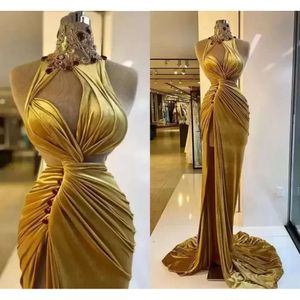 Gold Velvet Prom -klänningar Elegant Ruched Long Sweep Train Mermaid Evening Party Gowns Side Slit High Neck Crystals Beading Sleeveless Arabic Robe de Custom BC14502