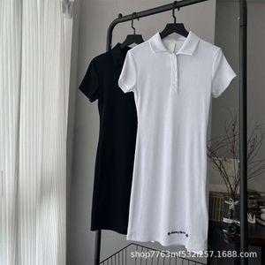 Kvinntankar Camis Spring/Summer Nisch Design Trendy Brand med broderade brev på nederkanten, enkel uppfriskande bantningsklänning