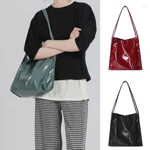 Väska 2024 Fashion Patent Leather Women Axelväskor Vintage Kvinnlig Tote Handväskor stora kapacitetsdamer Shopping