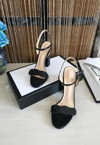Women039S European och American Style Sandal Metal Buckle Design med flera färger för formell bankett1347267