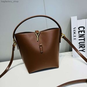 Handbag Designer Sells Branded Bags at 60% Discount One Shoulder Portable Bucket Bag Fashionable and Popular Crossbody Tote Underarm
