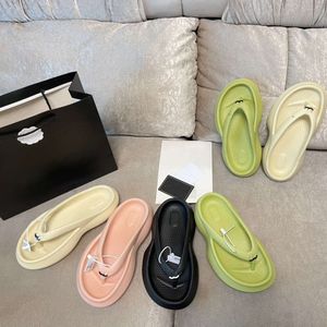 Xiaoxiangs Shit Stepping Touching Word Slippers for Women Summer New Anti slip Popular on the Internet Same Style Beach Sandals Casual Feet Clipping