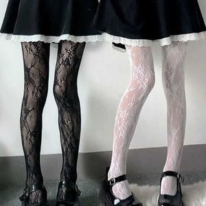 Sexiga strumpor 2024 Sexig spetsblomma bottenstrumpor gotiska svartvita nät ihåliga strumpbyxor kvinnliga blommor rotting fisknät tights Hosiery 240416