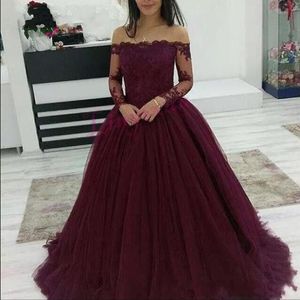 2018 Bourgogne Prom Dresses Wear Boat Neck Off Shoulder Spets Applique Pärlor Långa ärmar Tulle Puffy Ball Gown Evening Dress6287288