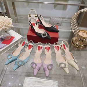 2024 Nya RV -klackar mode spetsiga ihåliga sandaler sommaren brittiska kvinnor guangzhou high end skor