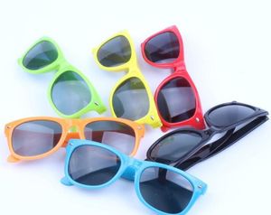 子供向けの6色のサングラス24pcsプラスチックラグジュアリーデザイナーサングラスレトロビンテージスクエア人気サングラス9571413