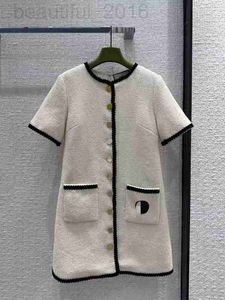 Temel gündelik elbiseler tasarımcısı shenzhen nanyou 23 bahar/yaz Fransız ünlü tarzı şerit kenarı yuvarlak boyun mektubu işlemeli metal düğmesi tüvit elbise mdpp