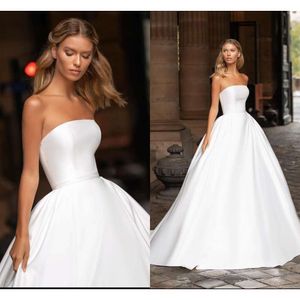 Proste bohemijskie eleganckie sukienki ślubne w dużych rozmiarach Plus Kobiet Satin Satin Satin Backless Train Bridal Sukni