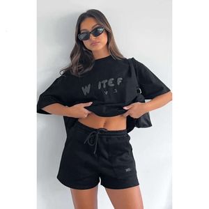 Frauen zweisteuelhafte Hosen Frühling Herbst Hochqualität neuer modischer und sportlicher Kurzarmpullover Shorts Set 9 Farben Voller Buchstaben