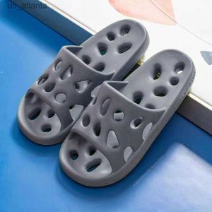 Slippers Hollow Externo Banheiro Slider Slider Sapatos Eva Sapatos EVA Anti deslizamento macio Sandálias internas e externas Casal H240416 GGT1