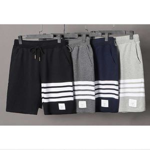 Colore a maglia intrecciato a quattro barrette a quattro bar sportive e casual Pantaloni a cinque punti Pantaloni medi estate unisex alla moda pantaloni igienici di marca