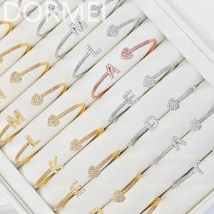 Doremi Crystal White Cz Cuff Bangle smycken Kvinnor Fashion Bands Zircon Tjock Custom Initial Letter Armband Bangles 240416