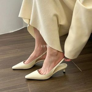 Sandaler 2024 Kvinnors spetsiga tå slingbacks sommarskor mjuka läderpumpar mitt klackar bröllop elegant zapatos mujer