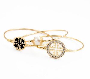 Marca de moda européia e americana 18K Gold Yellow com bracelete de diamante Personagem feminina Pulgle de aluno simples 2246981