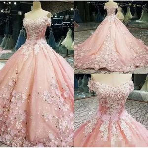 Pink Quinceanera 드레스 최신 3D 플로럴 아플리케 수제 꽃 꽃은 어깨 짧은 소매 파티 공식 이브닝 볼 가운 BC12980