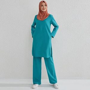 Mulheres de roupas étnicas estabelecem moda muçulmana duas peças serve