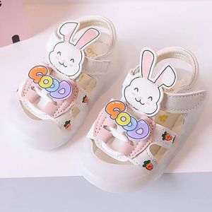 Koreansk stil baby sandaler för flickor söt kanin född spädbarn sommar sandaler softsoled söta sommar småbarnskor 03y barn 240409