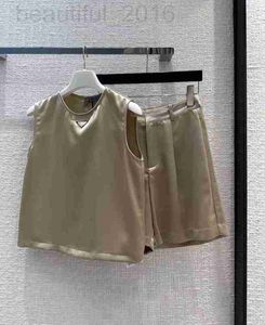 Kvinnors tvådelade byxor Designer Shenzhen Nanyou 23 Vår/sommar elegansbrev Triangel Mark Rund hals Satin Tank Top Casual High midje Shorts Set P4Q9
