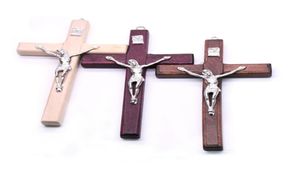 純粋な手作りの木の十字架キリストは、アイコンアイコンアイコン宗教的な祈りの手を握ってクロスペンダント5480034を保持しています
