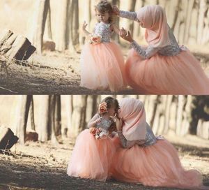 2019 Fashion Mother and Daughter Matching Aline Prom Dresses Bateau Dubai Muslim Coral paljetter Custom Made Evening Dresses High Q9247061