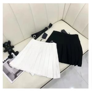 2024 SKIRTS Designer Girls Pleated Designers Designers Academia Estilo Ajuste Vestidos de Correia Ajusta Momento Roupas Tops de qualidade SML 22J4