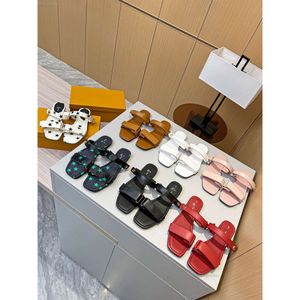 Designer glider kvinnor tofflor l Brand V Sandal Summer Sandals Beach Louiseities Vicities Slide Flat Platform Ladies Sandal Badrum Hemskor Flip Flops randiga