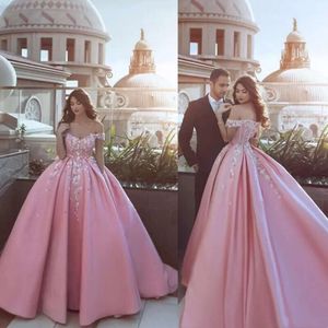 Quinceanera bollklänning klänningar sexig rosa av axel spets applikation 3d blommor pärlor paljetter satin svep tågfest prom kväll klänningar 328 s s s