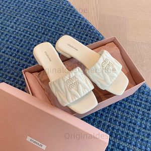 Slippare druvmamma Studiole Summer Fashion Anti Slip Square Headed Letter Flat Bottom Outward Wearing Slippers Womens tofflor T240416