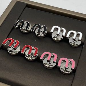 M 브랜드 편지 귀걸이를위한 고급 패션 레트로 빈티지 클래식 디자이너 귀걸음 숫자 브린 코 교사의 귀여이 귀 반지 보석 선물