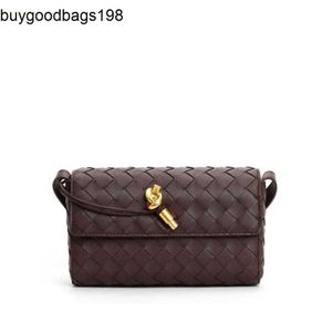 Bottegvenetas Andiamo Clutch Bag 2024 Temperament Niche Woven Cowhide Gold Buckle Highend Liten Square doft Wind Diamond Grid Single Shoulder Crossbody