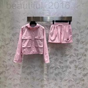 Designer de calças de duas peças feminina Shenzhen Nanyou 24 Primavera/verão Carta de moda Triângulo Capuz Capitão Alta Colo