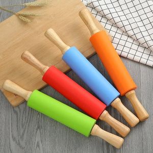 2024 23 cm Mini Silicon Rolling Pin 4 süße Farben Holzgriff Nicht-Teig-Roller Eltern Kind DIY Backgebiet Tools für Mini Silicon