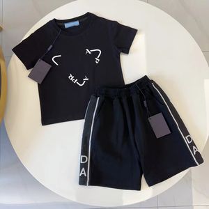 babykläder barn designer två stycken uppsättningar barn t shirt 1-14 ålder flickor pojkar kort ärm onsdag 100% bomull sommar bekväm andningsbar pullover barnuppsättning brev