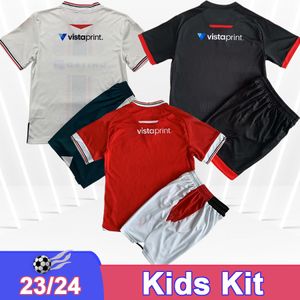 23 24 Kit Kit Soccer Jerseys S. Boden F. Takyi P. Rutherford S. Wedgbury Daniel Allsopp Billy Ashcroft Home Red Soff Child Suacece Futebol camisa uniforme