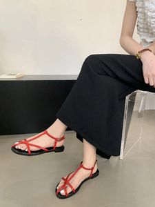 Sandalet moda kadınlar düz alçak topuklu siyah beyaz kırmızı 2024 GELİŞTİRLER KAYNAK MATLES ayakkabı ayak bileği kayış zarif parti 39