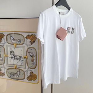 Kvinna T skjortor Summer Shirts Tees Designer Womens Man Tshirt Embroidery Crystal Tops Kort ärmar Outwears Street Round Nexk Design Shirt S-3XL