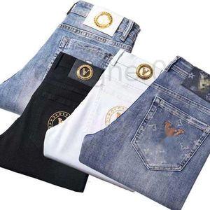 Herrenjeans Designer Chao Marke Hellblau schwarze weiße Jeans Männer Frühling schlank kleiner gerader Sticker Stretch Casual Hosen