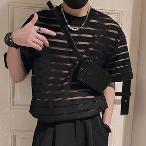 Mężczyzn T Shirt Mesh Striped O Neck krótkie rękawie Tranrzysta mężczyźni Ubranie Streetwear Sexy Korean Fashion Tee Tops S-5xl Inderun 240416