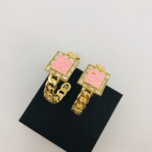 Klasyczne luksusowe designerskie kolczyki stadninowe duże złotą obręcze Łańcuch Square Różowy emalia podwójne literowe kolczyki stadninowe mosiężne biżuteria walentynki