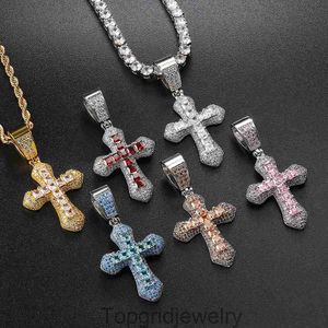 Square Colored Zircon Cross Pendant Ny personlig full diamanthalsband trendig hiphoptillbehör