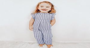 Barnflickor Jumpsuits Summer Baby Girl Ruffles Fly Sleeve Plaid Overalls Jumpsuit Barn Bomullskläder A56928486786