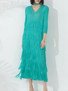 Повседневные платья Miyake Fold 2024 Spring Temprament Senior Sense Sense Платье V-образное обращение с твердым цветом Длинное покрытие