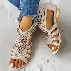 Sandaler 2024 Boho Roman Buckle Wedge Women Hollow Womens Stängd tå Ankel Flat Sandal Summer Shoes