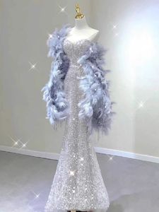 2024 Abiti da sposa in pizzo sexy senza schienale Scialo di piume di lusso Nuovo Bling Bling Bling Ruched Long Bridals Abete de Mariage Mermaid con lana di gioiello satinato su misura