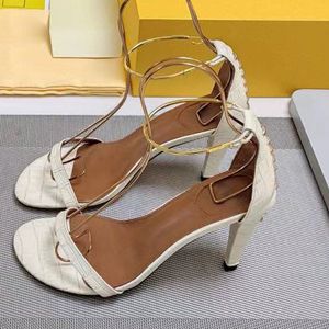 Peep Open Toe Mulheres de salto fino sandálias Designer de passarela de alta qualidade de couro genuíno tornozelo anel de metal decoração de verão feminino de estilo alto salto alto sandálias